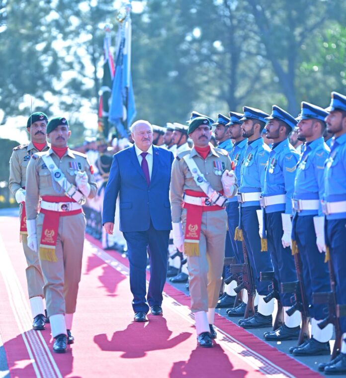 Belarusian president given guard of honour at PM House