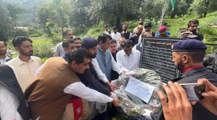 Amir Muqam pays tribute to martyrs on Defence Day