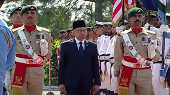 Malaysian PM given guard of honour at PM House