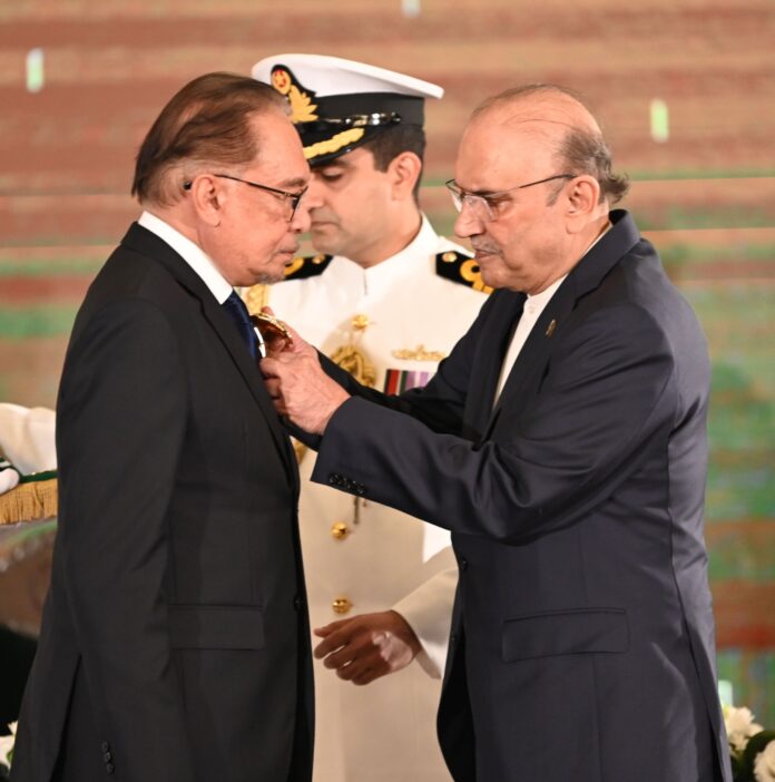 President Zardari confers Nishan-e-Pakistan award on Malaysian PM