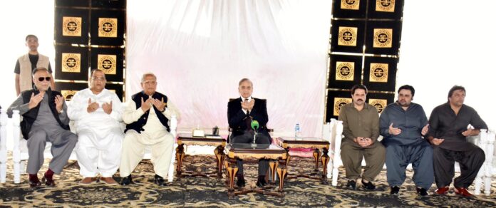 PM visits residence of Riaz Pirzada to condole death of his brother