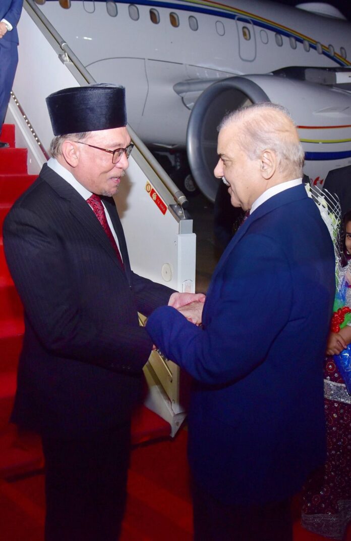 Malaysian PM arrives to a red carpet welcome