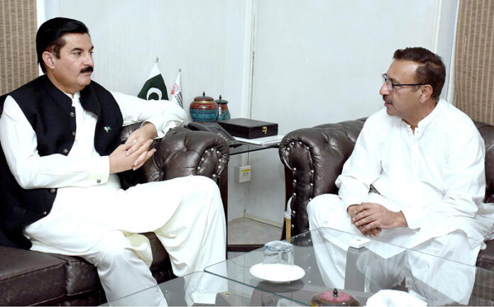 KP Governor visits APP head office, gets briefing on news operations