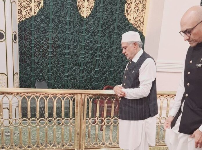 DPM Dar pays respects at Roza-e-Rasool (SAW)
