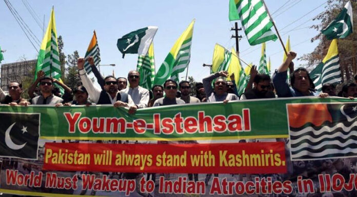 Political leaders, workers, govt officials hold walk on Youm-e-Istehsal