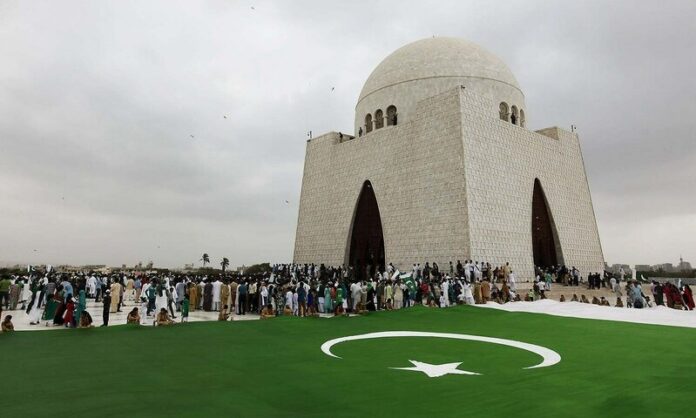 Sindh Governor hoists national flag at Mazar-e-Quaid