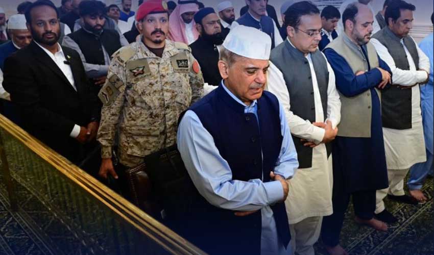 PM offers Isha prayers, nawafils at Masjid e Nabvi