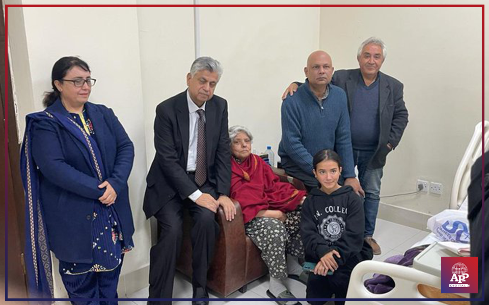 Solangi visits local hospital, inquires about Kishwar Naheed’s health