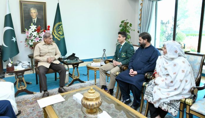 PM receives Junior Squash World Champion Hamza; awards Rs10 m prize